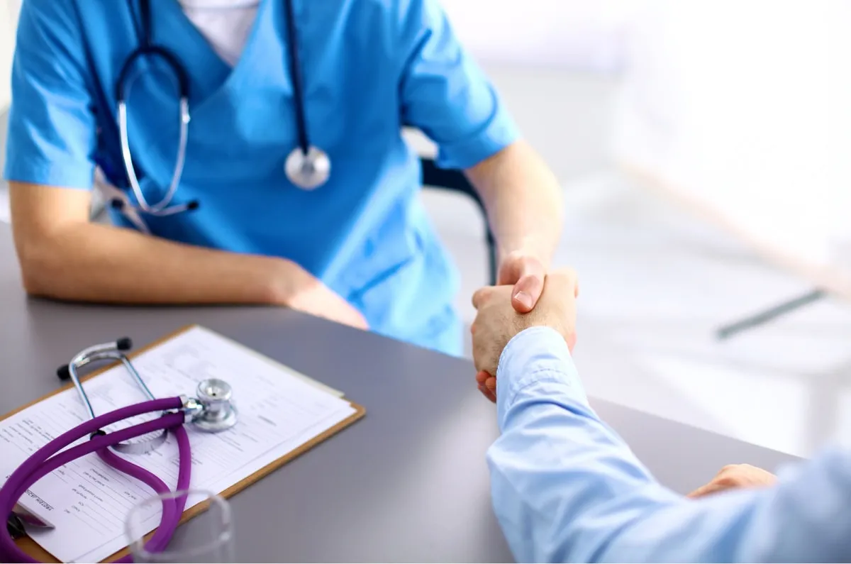 Преимущества лечения алкоголизма амбулаторно Врач жмёт руку